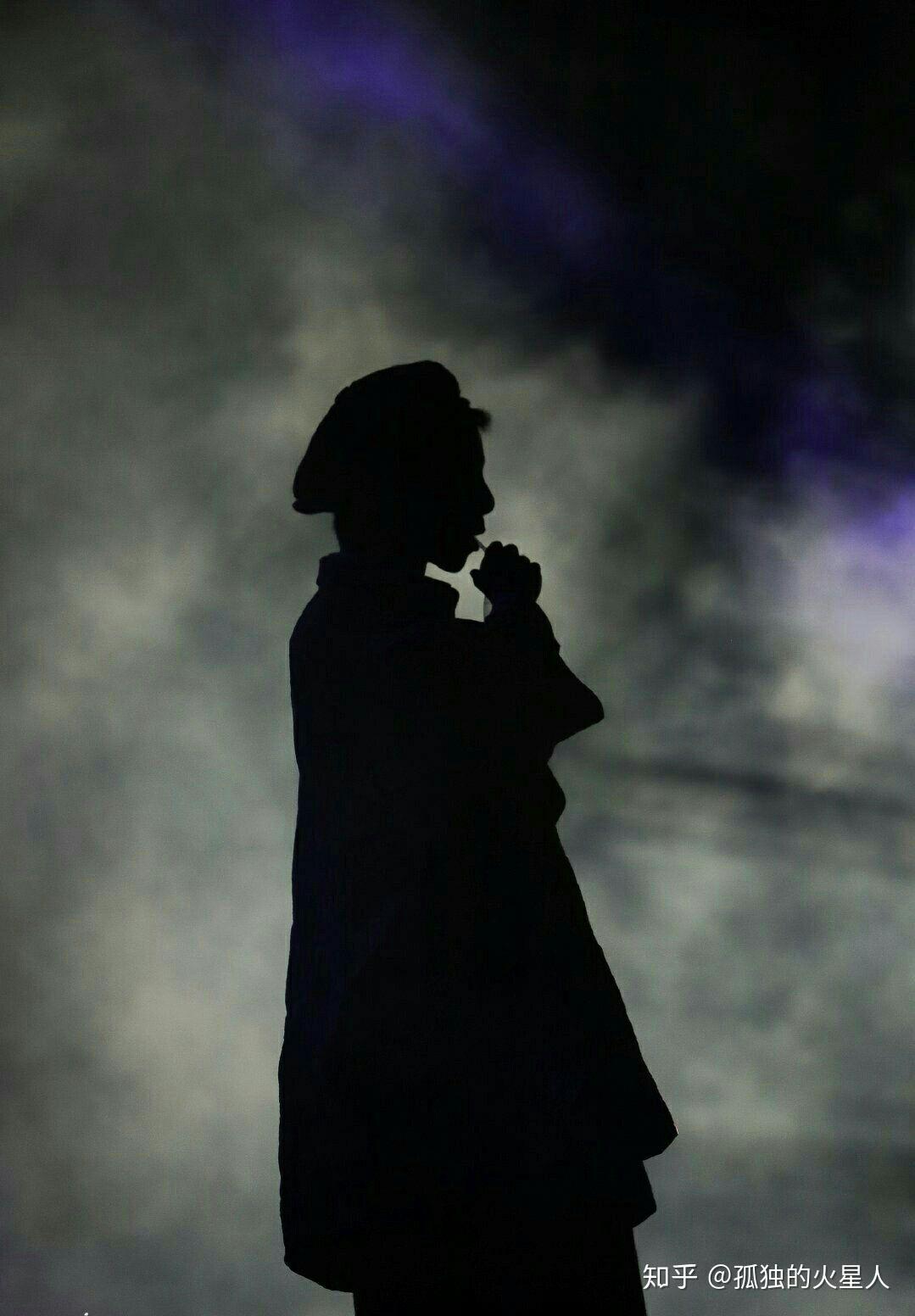 大家有没有华晨宇花花的背影壁纸呀