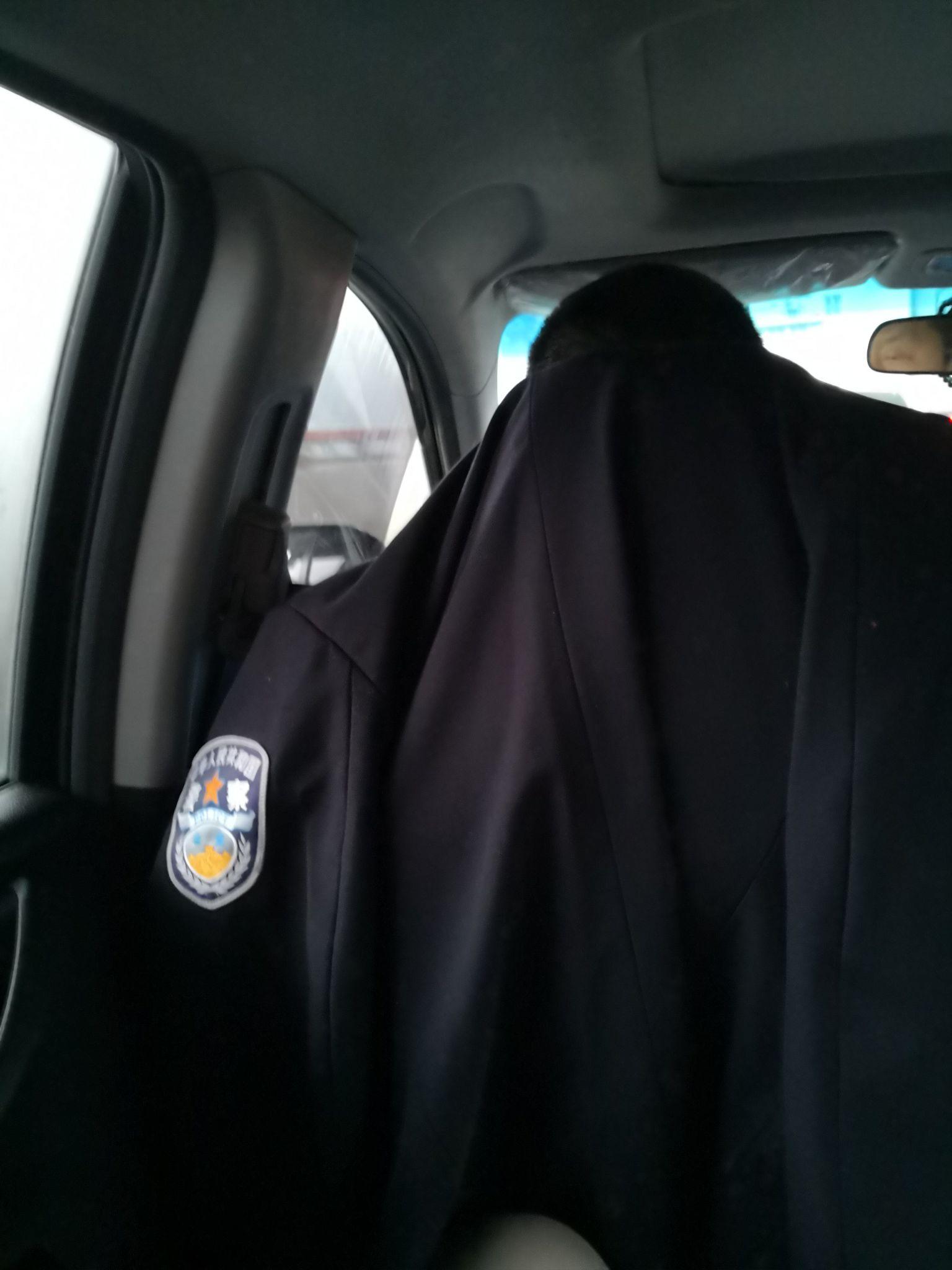 有哪些可能使便衣警察暴露身份的细节?