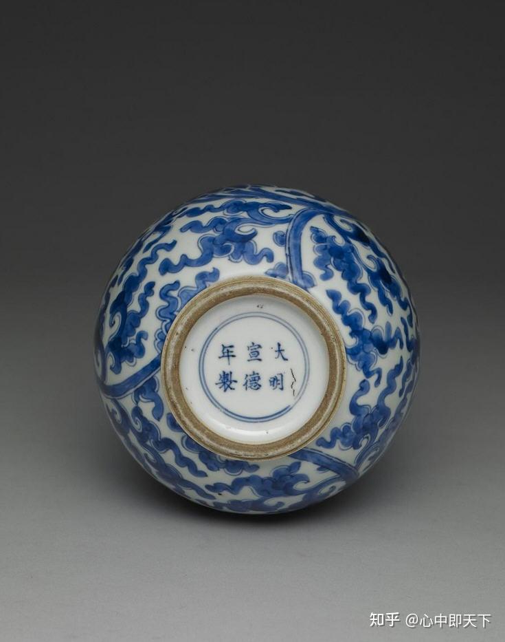 中国景徳鎮。大明成化底款，年代不明(清晚期 缠蓮枝双喜撇口瓶？ ) 。緣起物。 中国景徳鎮。大明成化底款，年代不明(清晚期 缠蓮枝双喜撇口瓶