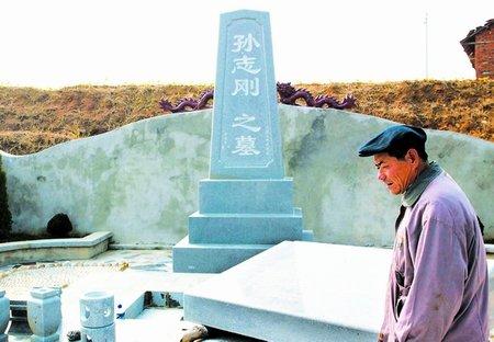 孙志刚之墓,其父孙禄松 图源:《武汉晚报》 摄影记者邱焰 孙志刚之墓,其父孙禄松 图源:《武汉晚报》 摄影记者邱焰