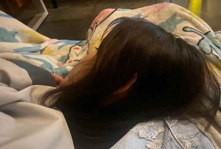 女朋友睡觉打呼,严重影响睡眠,有没有解决打呼噜的办法?(说又不敢说)