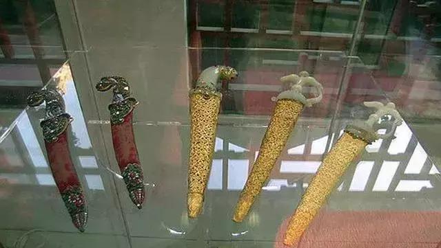 玉雕花柄金鞘匕首