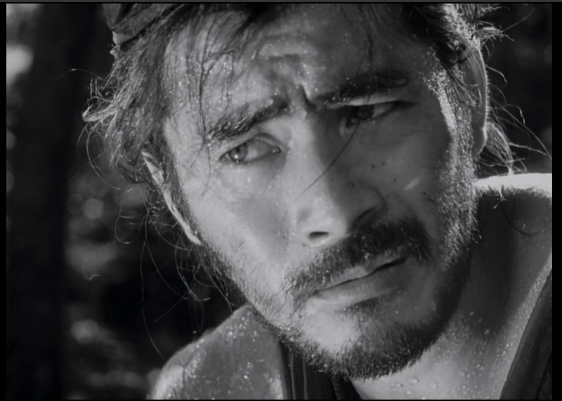 《罗生门》中强盗与武士的打斗场面毫无章法与美感,但为什么黑泽明会