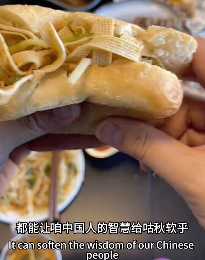 博主分享东北老妈把欧洲法棍上锅蒸了，法棍变得「入口即化」，为什么欧洲人没想过把法棍蒸一下呢？