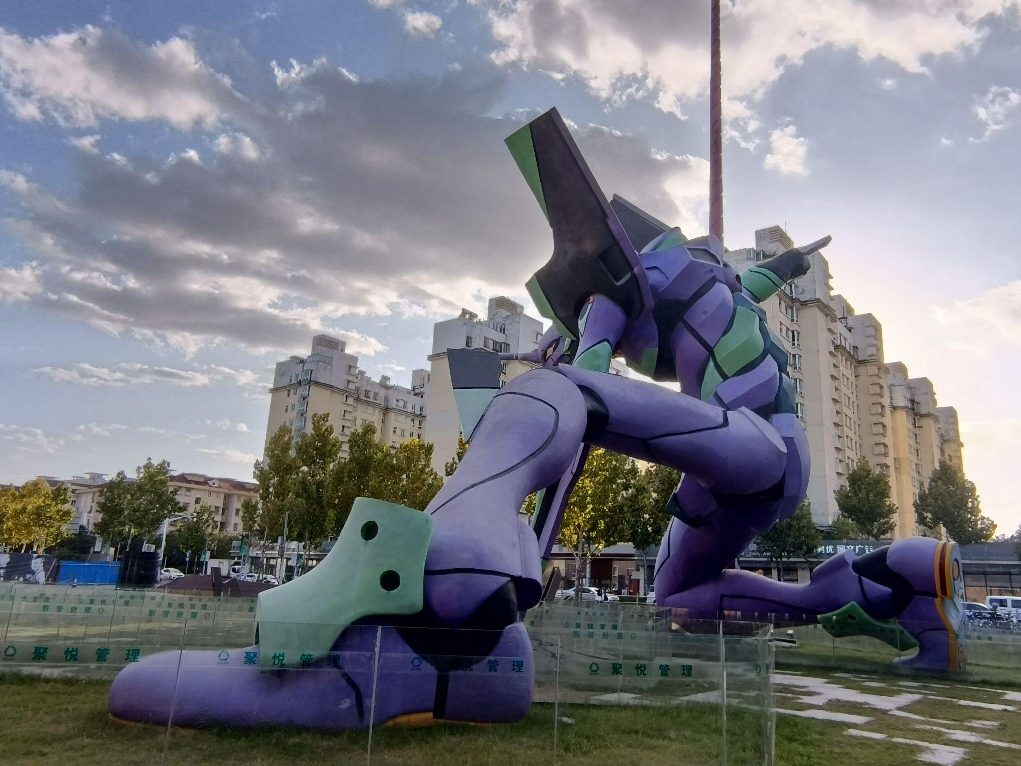 近距离观看上海新业坊25米eva初号机雕塑是一种什么样的体验?